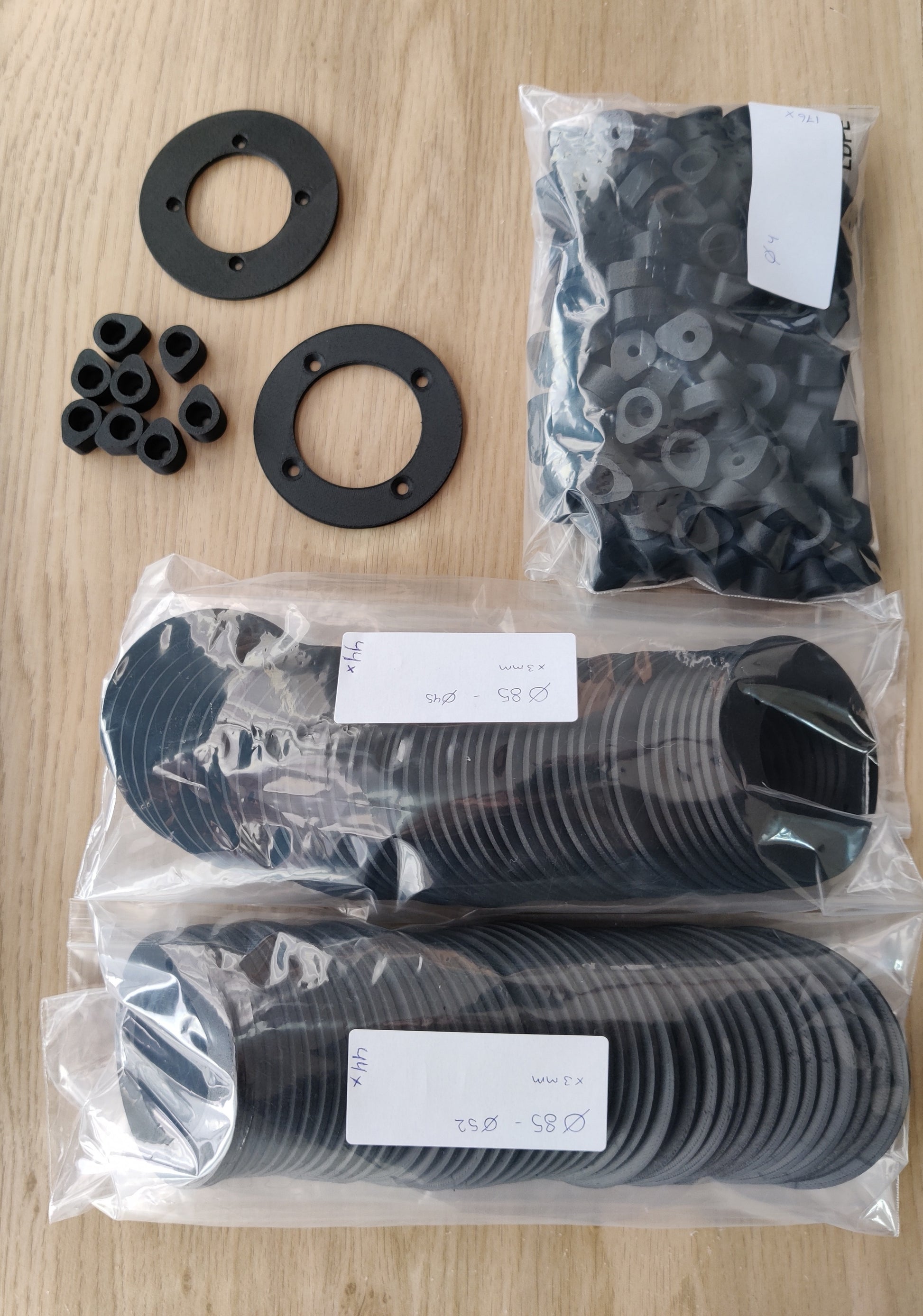 3D-geprinte adapterringen voor de montage van joysticks in een tractor. geprint met koolstofvezel versterkt nylon.