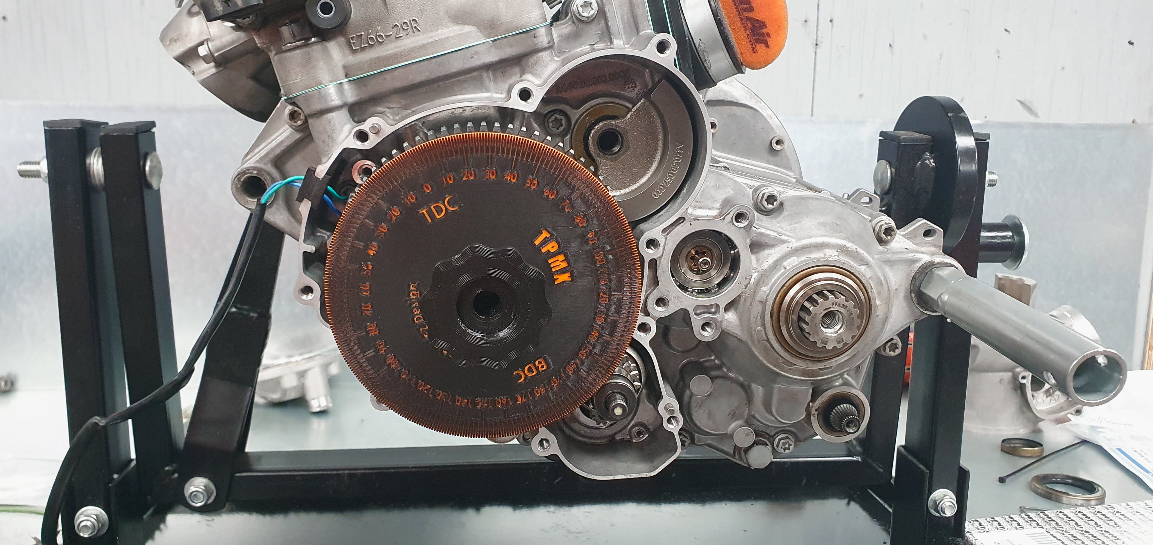 Een op maat gemaakte 3D-geprinte gradenschijf voor het afstellen van de motortiming.