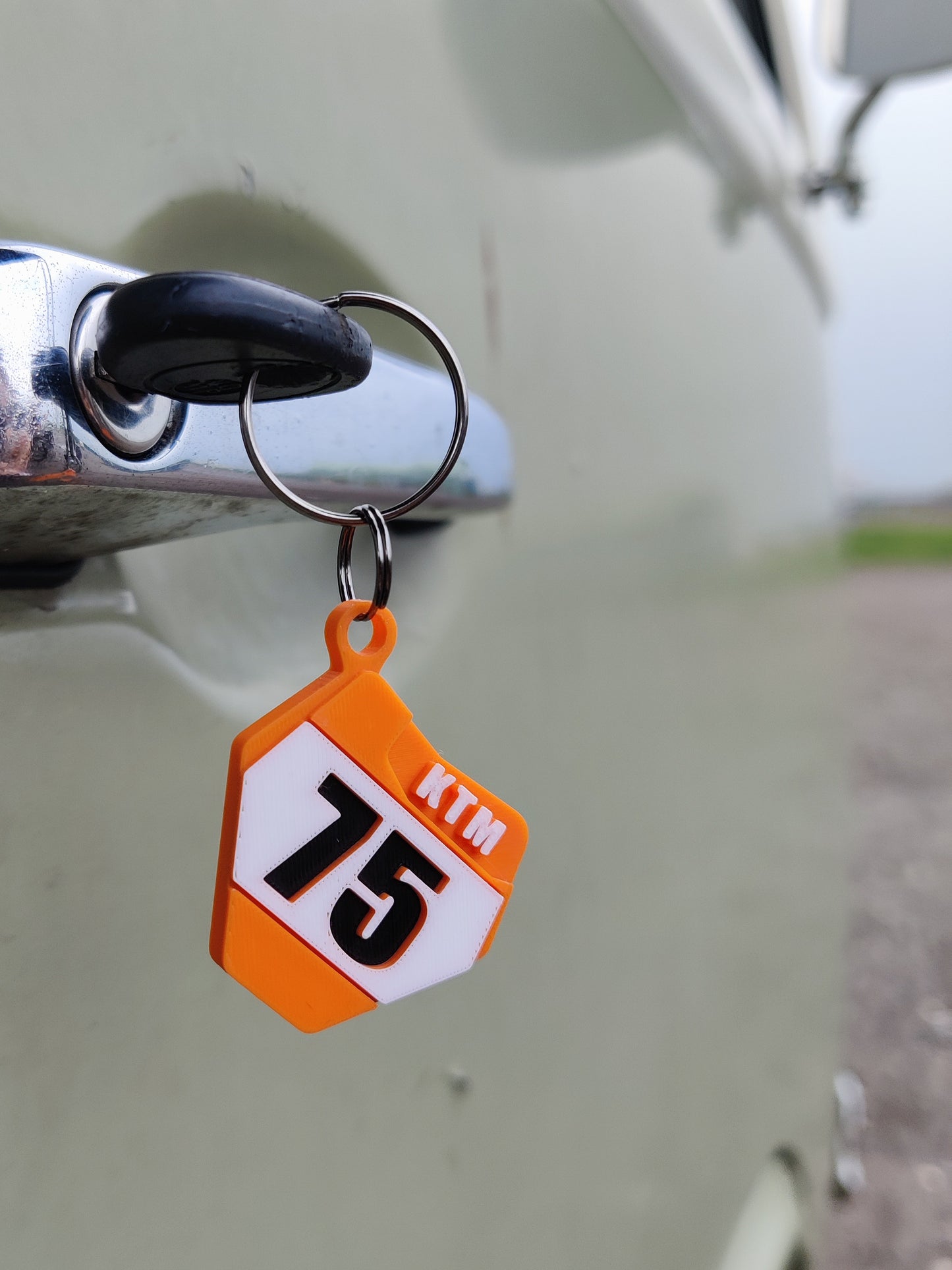 gepersonaliseerde KTM motocross sleutelhanger aan een sleutel