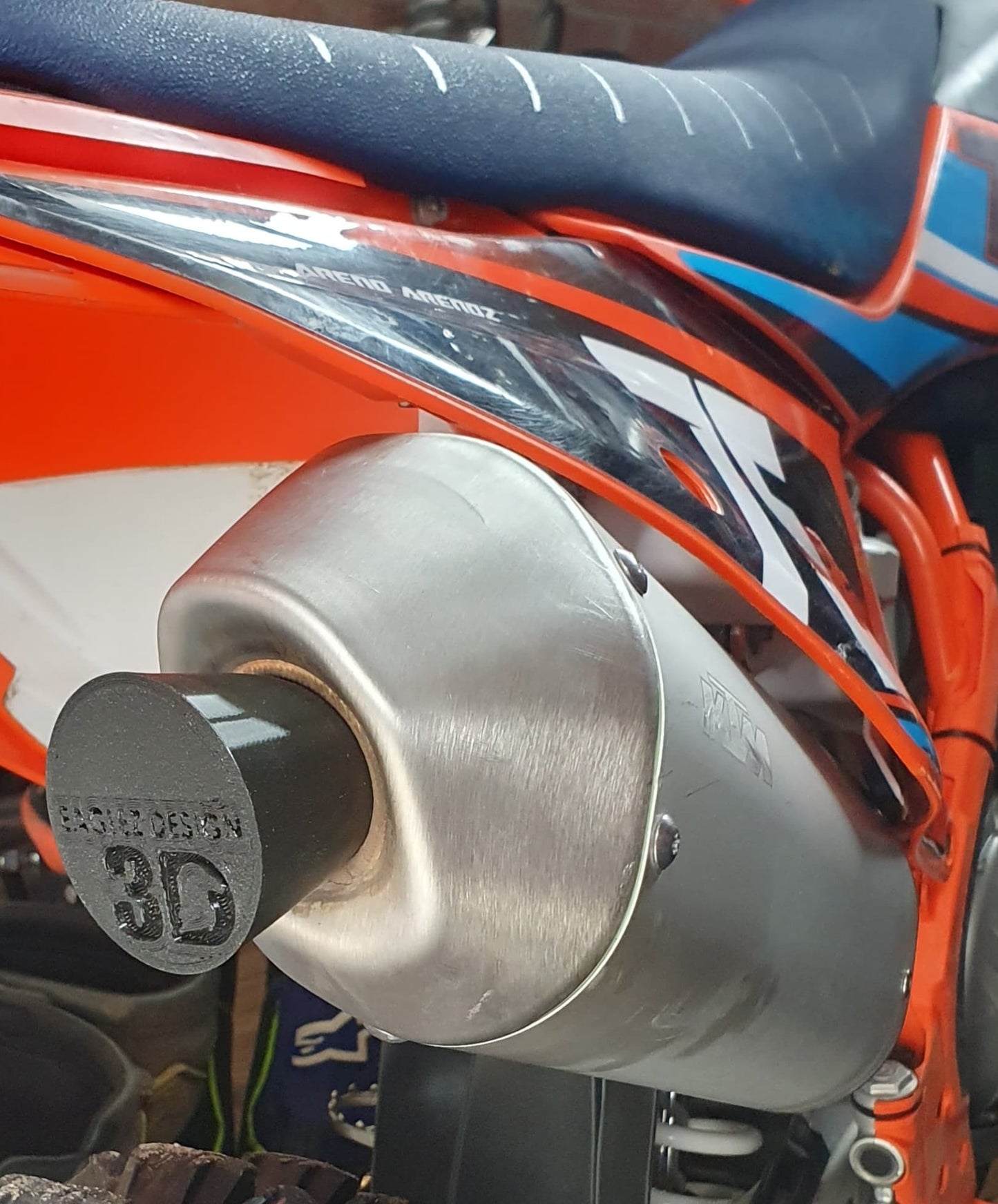 Een uitlaatplug voor een 4-takt uitlaatdemper.