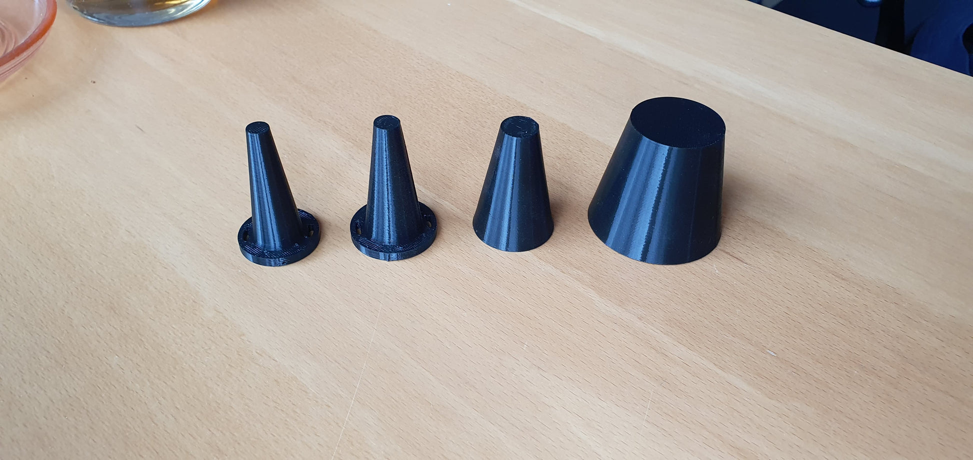 Verschillende maten van uitlaatpluggen overzichtelijk weergegeven.